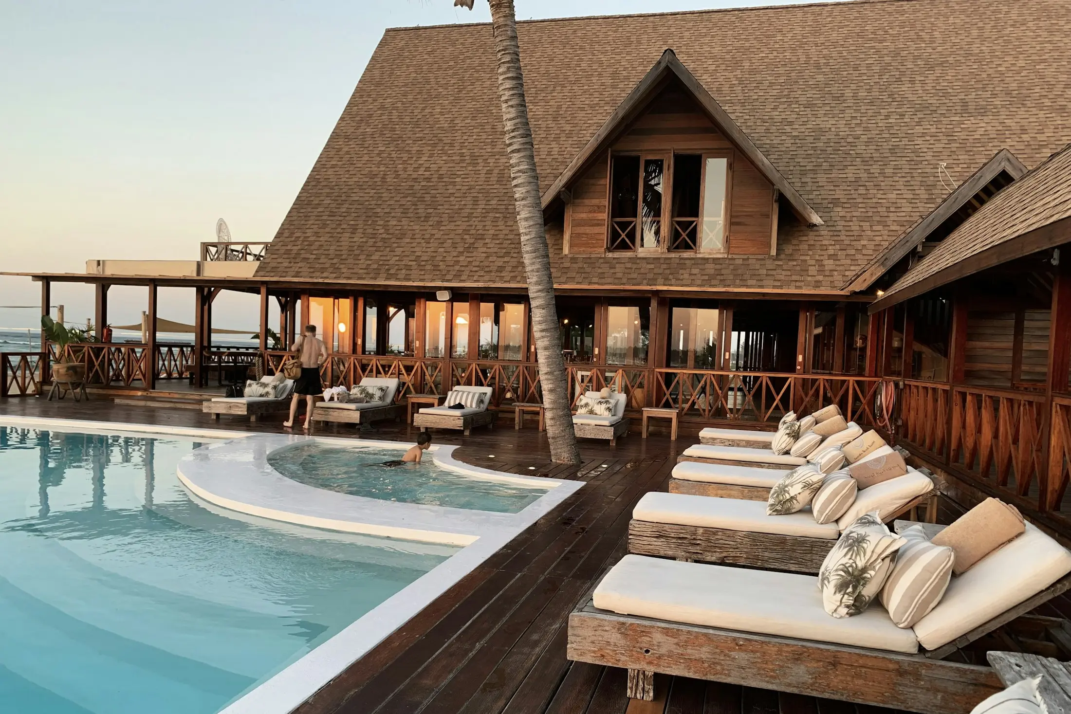 Terraza de un hotel boutique al atardecer